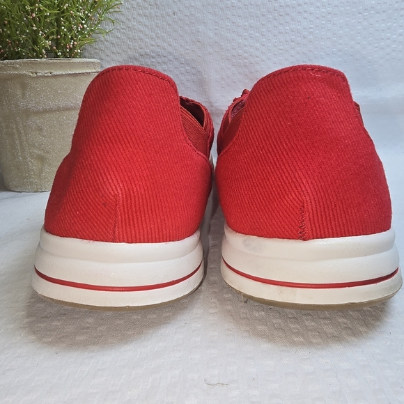 CLARKS CLOUDSTEPPERS VIBRANT RED SLIP-ON SNEAKERS WOMENS SIZE 9.5 EUC - Picture 10 of 11